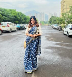 Dhamnashree Kadgaonkar Instagram - Some 90’s feel ..
💙💙💙💙

Sari gifted by @nehavasagadekar 💙
PNG silver jewellery gifted by my नणंद #uma
@pngjewellers 
Hair by @_sgmakeover