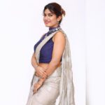 Dhamnashree Kadgaonkar Instagram - कसा वाटला झी मराठी अवॉर्ड सोहळा ??? Beautiful sari by @leena.pawar.77 Blouse by @kalaa_bynanda Hair by @_sgmakeover Captured by @bharatpawarphotography Balgandharva Ranga Mandir Bandra