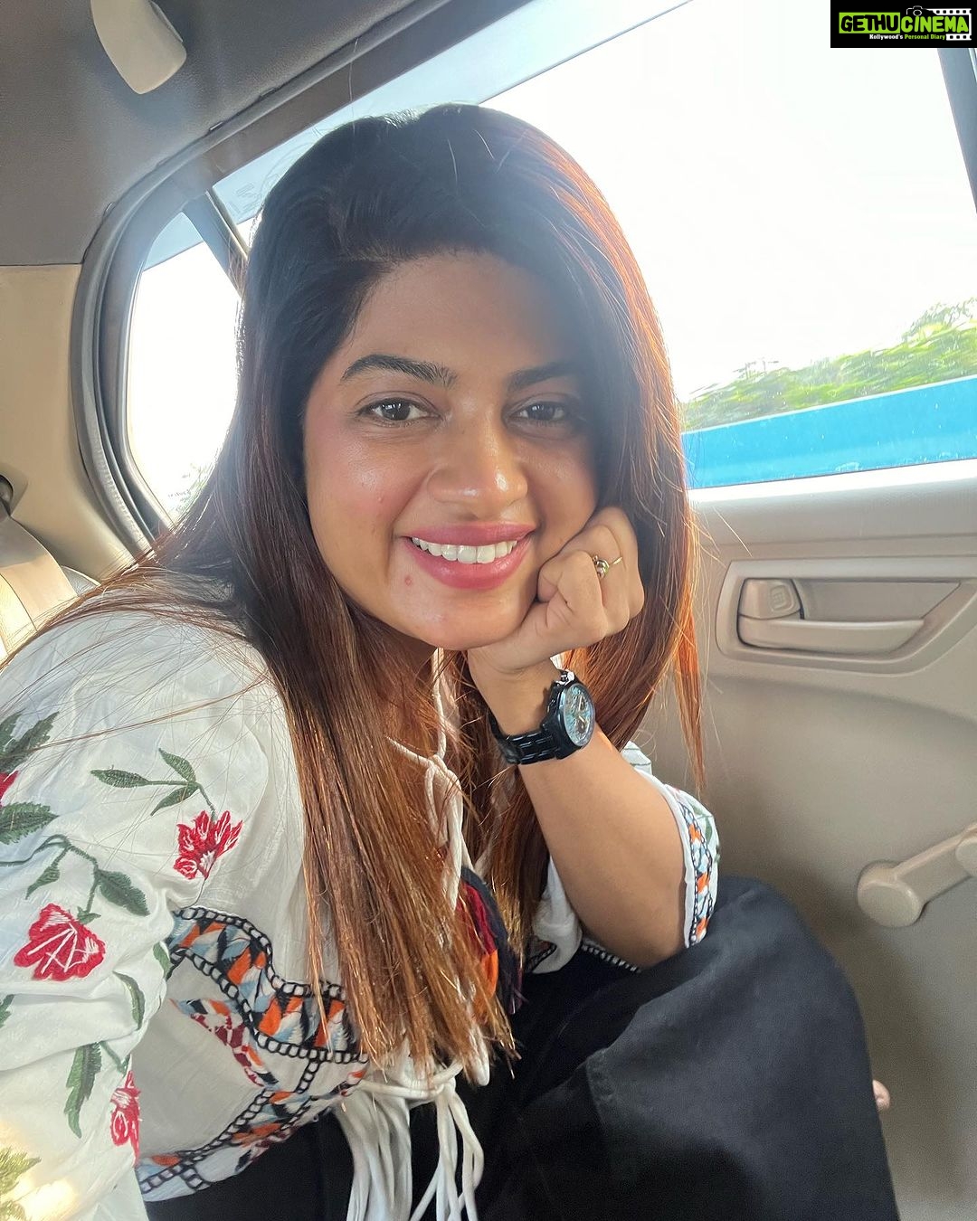Dhamnashree Kadgaonkar Instagram - Travel travel .. Good morning instagram.. #dhanashrikadgaonkar #dhanashri #goodmorning #morninselfie #weekend #mumbaipunemumbai Navi Mumbai