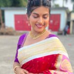 Dhamnashree Kadgaonkar Instagram - Obsessed with this look .. Thank u so much @_sgmakeover and @jizajewellerystudio Hairstyle by @_sgmakeover Beautiful jewellery and blouse by @jizajewellerystudio Sari by @pandatpaithani Ghodbandar Road Thane