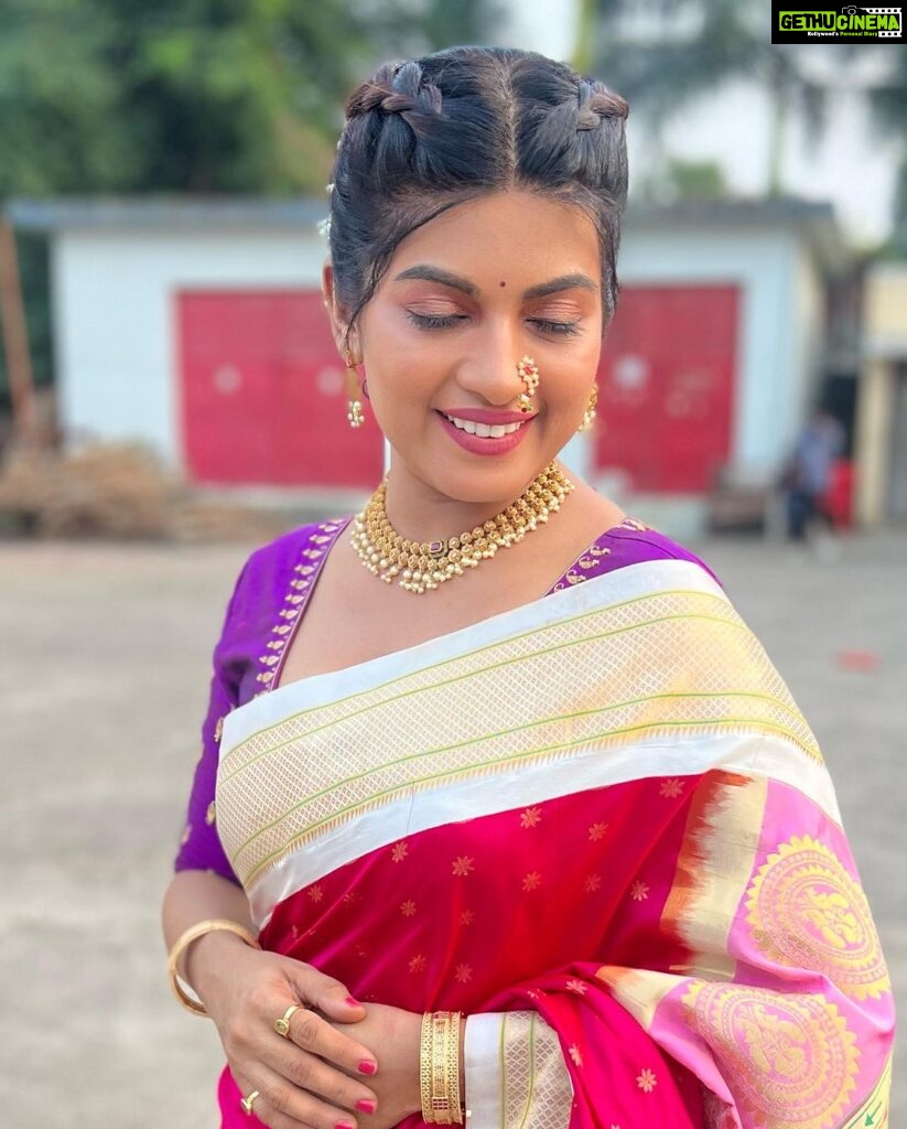 Dhamnashree Kadgaonkar Instagram - Obsessed with this look .. Thank u so much @_sgmakeover and @jizajewellerystudio Hairstyle by @_sgmakeover Beautiful jewellery and blouse by @jizajewellerystudio Sari by @pandatpaithani Ghodbandar Road Thane