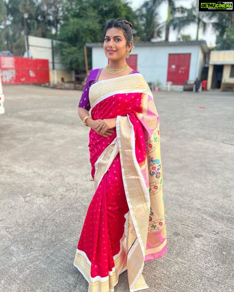 Dhamnashree Kadgaonkar Instagram - Saree is epitome of poise, grace and beauty… Beautiful sari by @pandatpaithani Blouse and jewellery by @jizajewellerystudio Hair by @_sgmakeover Malad West