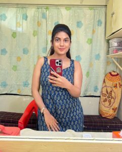 Dhamnashree Kadgaonkar Instagram - Just some makeup room selfies…
#dhanashrikadgaonkar #selflove #selfie #shilpirocks #tuchalpudha #zeemarathiofficial #nomakeup #nomakeupmakeup