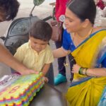 Dhamnashree Kadgaonkar Instagram - एके दिवशी आउटडोर शूट चालू होतं आमचं .. कबीर मला भेटायला आला कारण शूट वर जाताना मी प्रॉमिस केलं होतं कि मी एबीसीडी चा गेम पाठवून देइन.. तो सेट वर आला आणि आमच बोलणं दीपा ताई ने ऐकलं .. तिने कसं कधी जाऊन तिथल्या जवळच्या दुकानातून कबीर साठी हे आणलं कळलं पण नाई .. तिला खूप आवडतं लोकांना गिफ्ट्स द्यायला आणि त्या हि पेक्षा मला असं वाटतं कि हे एक छोटं gesture आहे प्रेम व्यक्त करण्याचं .. आणि ते त्या त्या वेळ जमणं हि एक सुंदर कला आहे .. इतका खेळला आहे तो या abcd सोबत .. त्याच्या चेहऱ्या वरचा आनंदच सगळं सांगणारा आहे .. Thank u @deepaparabchaudhariofficial माऊ गिफ्ट खूप आवडलं आणि त्या ही पेक्षा जास्त तुझं gesture .. अशीच राहा .. ❤️❤️
