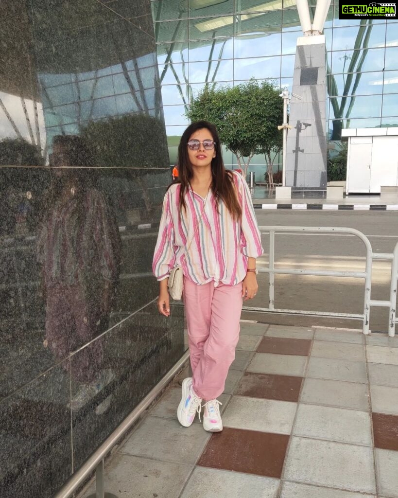 Dhanya Mary Varghese Instagram - Random clicks... #dhanyamaryvarghese #actress #model #casuals #casualstyle #airportlook #bangalore #newwork