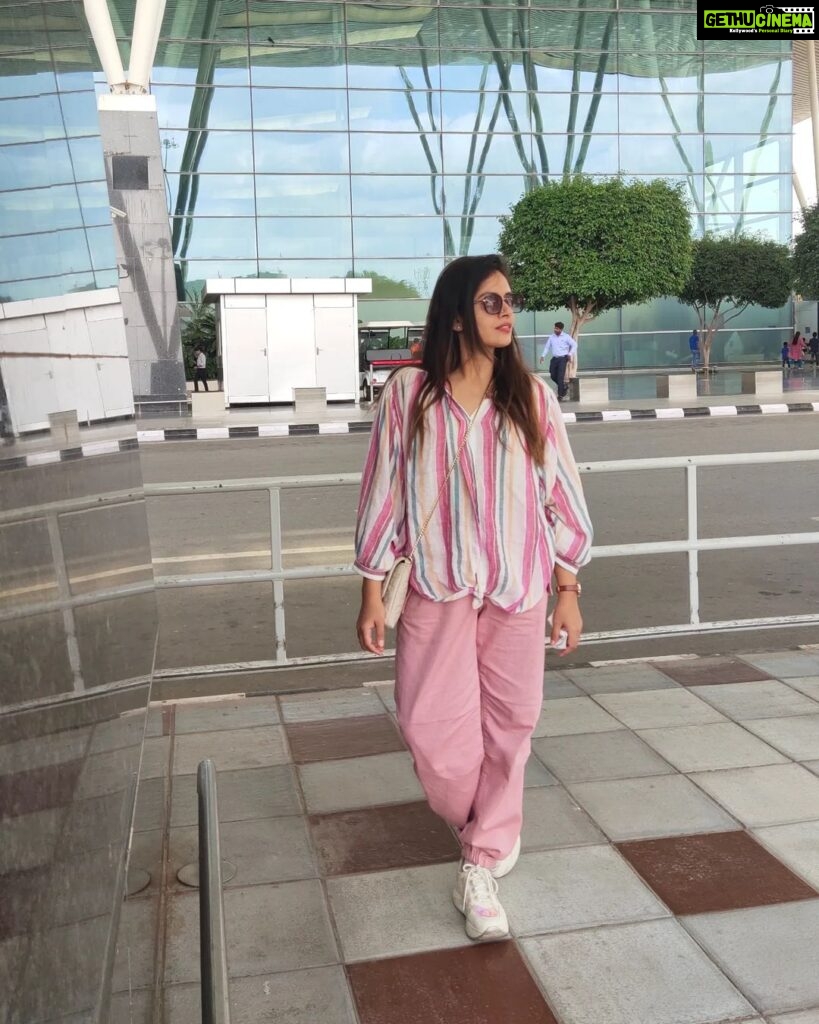 Dhanya Mary Varghese Instagram - Random clicks... #dhanyamaryvarghese #actress #model #casuals #casualstyle #airportlook #bangalore #newwork