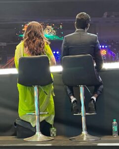 Dhivyadharshini Instagram - Karthi 25 show was so much of fun❤️ and insights of his highly successful career ❤️
Thnks for having me @dreamwarriorpictures and @karthi_offl sir 🤗🙏

Wishing you loads of success for Japan 
And Thnks #makapa for being you and we got chairs this time 💪👍

Beautiful Saree from @banarasiunique.sarees 
( you all know my love for this kinda saree now )

Hair @saravananhairstylist 
Make up @bridal_makeupartist_sekar 

#ddstyles #ddneelakandan #banarassaree