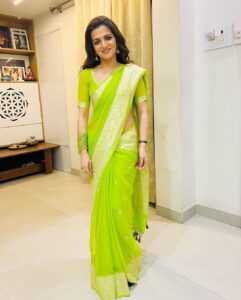 Dhivyadharshini Instagram - Karthi 25 show was so much of fun❤️ and insights of his highly successful career ❤️
Thnks for having me @dreamwarriorpictures and @karthi_offl sir 🤗🙏

Wishing you loads of success for Japan 
And Thnks #makapa for being you and we got chairs this time 💪👍

Beautiful Saree from @banarasiunique.sarees 
( you all know my love for this kinda saree now )

Hair @saravananhairstylist 
Make up @bridal_makeupartist_sekar 

#ddstyles #ddneelakandan #banarassaree