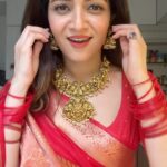 Dhivyadharshini Instagram – Got ready to go to inaugurate @mudhra_n_face_skin__studio so apdiye oru Kutty reel 
So #ddstyles today trying to support small business 
Wearing @vriksham saree 
Jewelery @daivik.in 
 This song was reminded by @snazzytamilachi  thnks gurl, love this song and sorry @simranrishibagga mam love you sooooo much, Ain’t no one like YOU 

@saravananhairstylist hair, make up and styling by meeee 😘

This dance is dedicated to the family who asked me for a Bengali dance 🧐🤣🤪 ivlodan pa mudiyum, adjust panikonga 

#redsaree #ddstyles #ddneelakandan