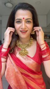 Dhivyadharshini Instagram - Got ready to go to inaugurate @mudhra_n_face_skin__studio so apdiye oru Kutty reel 
So #ddstyles today trying to support small business 
Wearing @vriksham saree 
Jewelery @daivik.in 
 This song was reminded by @snazzytamilachi  thnks gurl, love this song and sorry @simranrishibagga mam love you sooooo much, Ain’t no one like YOU 

@saravananhairstylist hair, make up and styling by meeee 😘

This dance is dedicated to the family who asked me for a Bengali dance 🧐🤣🤪 ivlodan pa mudiyum, adjust panikonga 

#redsaree #ddstyles #ddneelakandan