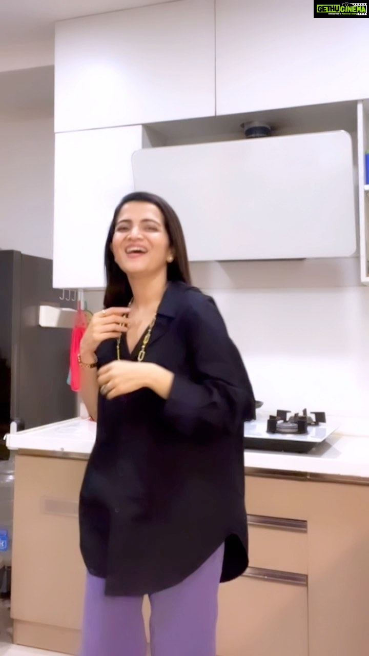 Dhivyadharshini Instagram - All the pretty girls walk like this.. #ddstyles la en personal outfit (all bought with my hard earned money) Oversized shirt @hm (I love this style) Denim pant @zara Handbag @aldo_shoes Watch @rado Earring @swarovski Chain don’t know @raji_designer only knows #ddstyles #sundayfashion #personalstyling Chennai, India
