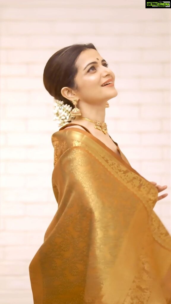 Dhivyadharshini Instagram - Will you believe me if I said RmKV has launched their naturally dyed 40% lighter silk sarees for this festive season? That’s right! RmKV’s Lino collection is handcrafted as the beautiful and comfortable festive wear! It is 40% lighter than the traditional Kanchipuram saree and is dyed with lac and Indian Madder making it a joy to wear! The new collection at RmKV combines tradition and modernity. The contemporary touch of the intricate floral design and the customary Kanchipuram motif pallu add a different elegance to the saree, making it a perfect choice for all occasions. Grab your Lino silk sarees for this festive season. Link in @rmkv_silks bio. #rmkvfestive2023 #linosilksarees #rmkvlino #rmkvsilks #rmkv99 #ddneelakandan #handwoven #lightweightsilksaree #40%lightersilk