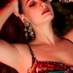Dia Mirza Instagram - Celebrating ❤️🐯🕊️ with @iamsrk @poojadadlani02 💃🏻 #TBT #VocalForLocal #MadeInIndia Outfit Courtesy @saakshakinni Jewellery Courtesy @amrapalijewels Styled by @theiatekchandaney r Hair @vithikajaiswal Make Up by me 🙃 Photos @dhruv_dixit_serenity