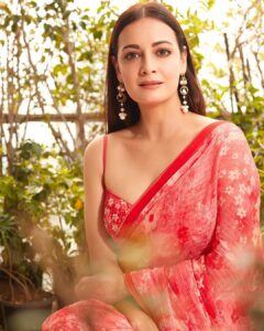Dia Mirza Instagram - Surajoan ki laali jo gaalon pe uchhalee savera ho gaya 💖🏍️🦋⛰️🕊️ #DhakDhakInCinemas Saree Courtesy @anitadongre Earrings @vandalsworld_unofficial Hair @vithikajaiswal Styled by @theiatekchandaney Images by @shivamguptaphotography Managed by @shruti8711 @exceedentertainment
