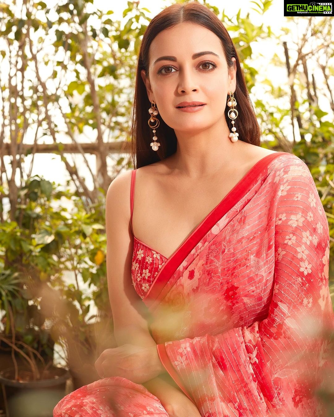 Dia Mirza Instagram - Surajoan ki laali jo gaalon pe uchhalee savera ho gaya 💖🏍️🦋⛰️🕊️ #DhakDhakInCinemas Saree Courtesy @anitadongre Earrings @vandalsworld_unofficial Hair @vithikajaiswal Styled by @theiatekchandaney Images by @shivamguptaphotography Managed by @shruti8711 @exceedentertainment