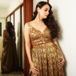 Dia Mirza Instagram - Celebrating the power of cinema to unite, to spread love and truly uplift our lives 🐯 Thank you @mumbaifilmfestival @anupama.chopra @priyankachopra @_iiishmagish for a spectacular opening night ❤️ We chose to wear the "Rudraksha" jumpsuit which is a fusion of tradition and modernity, drawing inspiration from the rich heritage of handwoven brocades, silk weaves and textiles from Banaras. It represents luxury by blending traditional textiles into contemporary design. The jumpsuit is in a colour palette of gold, ebony, grey, and copper, which are enhnaced through intricate embroidery techniques such as aari, dori, tikki, and zardozi by @ritukumarhq @amrishpkumar 🙏🏻 Jewellery courtesy @mahesh_notandass Make up @__seharkhan__ Hair @lakshsingh__ Photos @anups_ Managed by @exceedentertainment #JioMamiMumbaiFilmFestival2023 #VocalForLocal #HandcraftedInIndia #MadeInIndia Mumbai, Maharashtra
