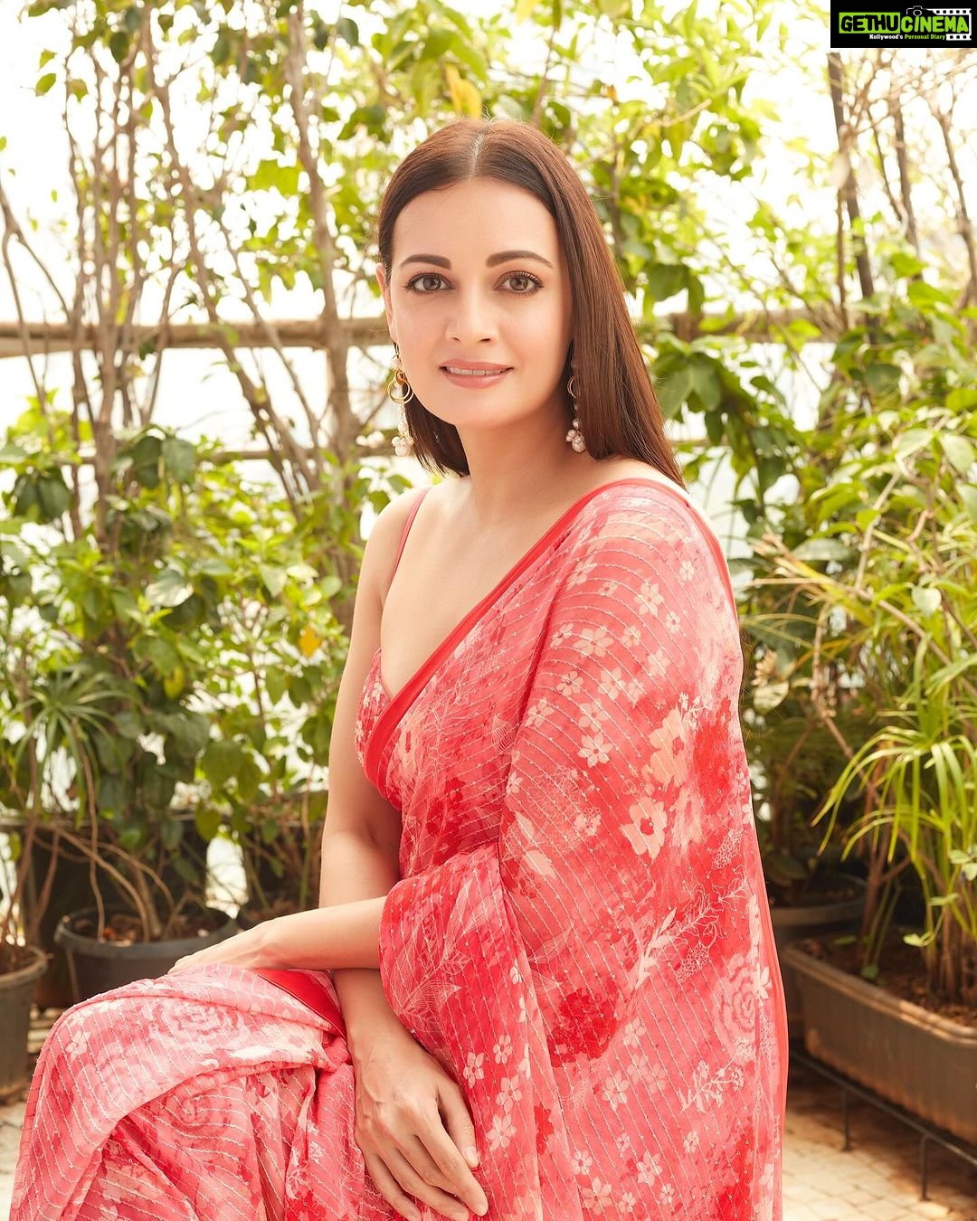 Dia Mirza Instagram - Surajoan ki laali jo gaalon pe uchhalee savera ho gaya 💖🏍️🦋⛰️🕊️ #DhakDhakInCinemas Saree Courtesy @anitadongre Earrings @vandalsworld_unofficial Hair @vithikajaiswal Styled by @theiatekchandaney Images by @shivamguptaphotography Managed by @shruti8711 @exceedentertainment