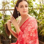 Dia Mirza Instagram - Surajoan ki laali jo gaalon pe uchhalee savera ho gaya 💖🏍️🦋⛰️🕊️ #DhakDhakInCinemas Saree Courtesy @anitadongre Earrings @vandalsworld_unofficial Hair @vithikajaiswal Styled by @theiatekchandaney Images by @shivamguptaphotography Managed by @shruti8711 @exceedentertainment