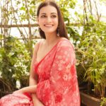 Dia Mirza Instagram - Surajoan ki laali jo gaalon pe uchhalee savera ho gaya 💖🏍️🦋⛰️🕊️ #DhakDhakInCinemas Saree Courtesy @anitadongre Earrings @vandalsworld_unofficial Hair @vithikajaiswal Styled by @theiatekchandaney Images by @shivamguptaphotography Managed by @shruti8711 @exceedentertainment