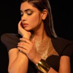 Diana Penty Instagram - For the opening night of the #JioMAMIMumbaiFilmFestival 🖤 MAMI is back, and with a brilliant lineup of films and artists from India and all over the globe. Was a pleasure to be at the opening! @nmacc.india @mumbaifilmfestival Outfit: @sonaakshiraaj Jewellery: @shoplune Glam: @shraddhamishra8 Styling: @namitaalexander Assisted by: @simrannakraa Photographer: @haranish.hrf