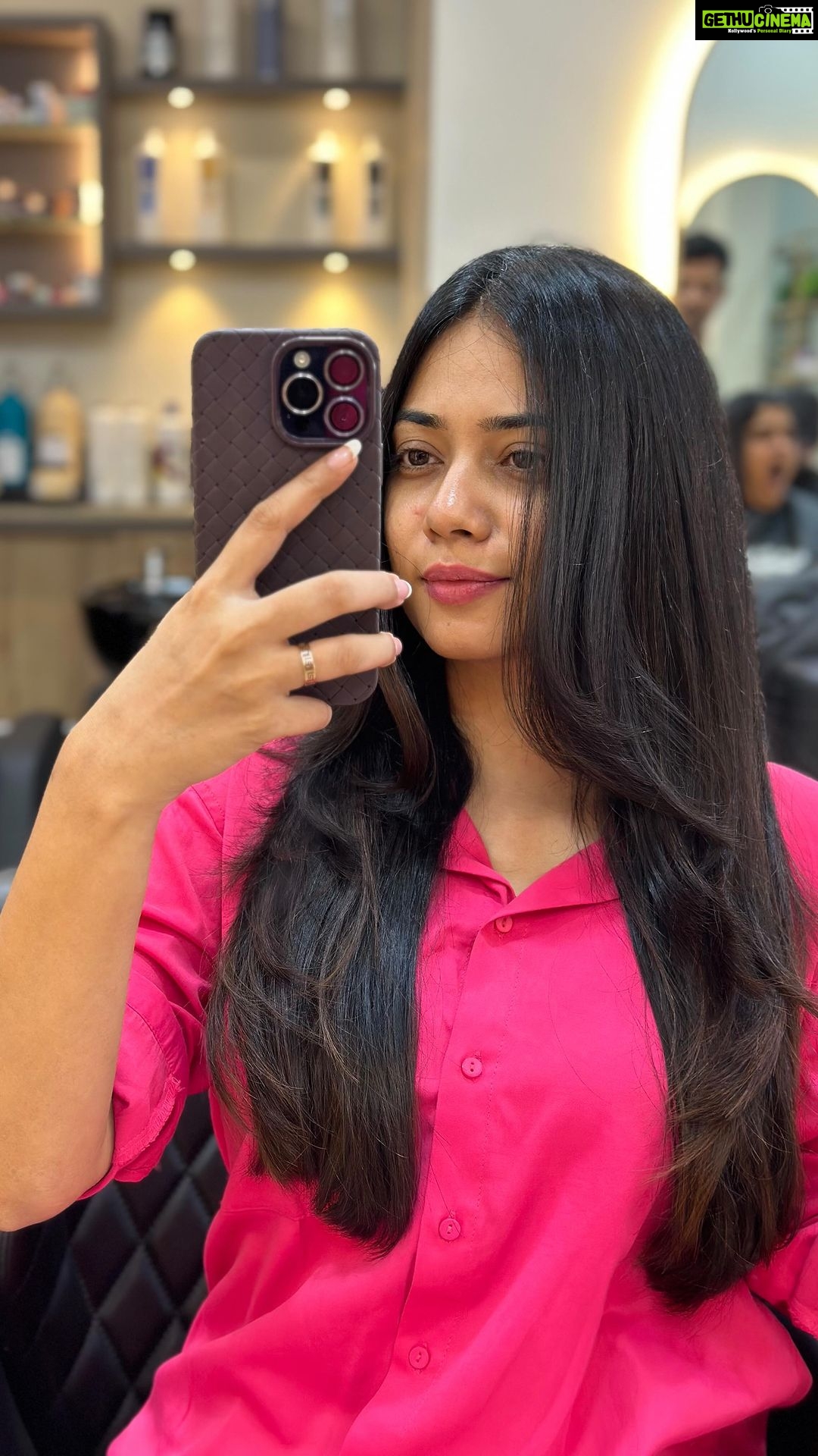 Dimple Biscuitwala Instagram - Crafting a fresh look with some precision ✂️ by @headshotsalons 💫#hairshaping