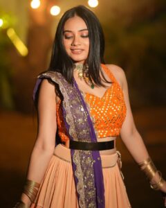 Dimple Biscuitwala Instagram - 🧡💜 #navratri2023 #dimplebiscuitwalalive . Wearing @jenii_12 @dclossetcloud Styled by @style_by_mita Captured by @_hb.photography__ Jewellery by @the_beta_girl MUAH @saramakeupofficial Nails by @daisynailstudio