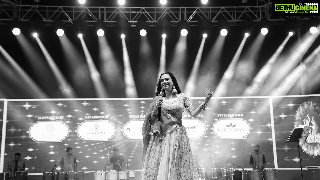 Dimple Biscuitwala Instagram - DAY 8 🌸💫 . Wearing @ishitapatel_couture Styled by @style_by_mita Captured by @_hb.photography__ Makeup and hair by @heenas_makeup_studiosalon Jewellery by @the_beta_girl Event by @mysticalworldgroup