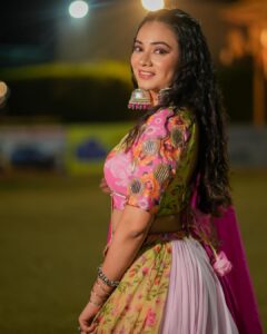 Dimple Biscuitwala Instagram - DAY 8🌸 #navratri2023 
.
Wearing @ishitapatel_couture 
Jewellery by @the_beta_girl 
Makeup and hair by @heenas_makeup_studiosalon 
Captured by @_hb.photography__ 
Styled by @style_by_mita