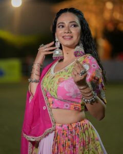 Dimple Biscuitwala Instagram - DAY 8🌸 #navratri2023 
.
Wearing @ishitapatel_couture 
Jewellery by @the_beta_girl 
Makeup and hair by @heenas_makeup_studiosalon 
Captured by @_hb.photography__ 
Styled by @style_by_mita