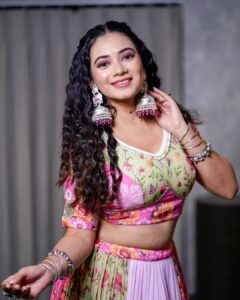 Dimple Biscuitwala Instagram - DAY 8🌸 #navratri2023 
.
Wearing @ishitapatel_couture 
Jewellery by @the_beta_girl 
Makeup and hair by @heenas_makeup_studiosalon 
Captured by @_hb.photography__ 
Styled by @style_by_mita