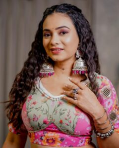 Dimple Biscuitwala Instagram - DAY 8🌸 #navratri2023 
.
Wearing @ishitapatel_couture 
Jewellery by @the_beta_girl 
Makeup and hair by @heenas_makeup_studiosalon 
Captured by @_hb.photography__ 
Styled by @style_by_mita
