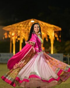 Dimple Biscuitwala Instagram - DAY 8🌸 #navratri2023 
.
Wearing @ishitapatel_couture 
Jewellery by @the_beta_girl 
Makeup and hair by @heenas_makeup_studiosalon 
Captured by @_hb.photography__ 
Styled by @style_by_mita