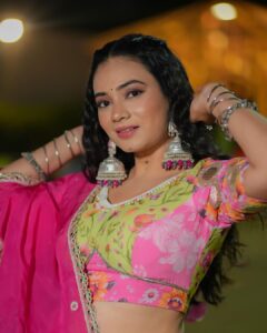 Dimple Biscuitwala Instagram - DAY 8🌸 #navratri2023 
.
Wearing @ishitapatel_couture 
Jewellery by @the_beta_girl 
Makeup and hair by @heenas_makeup_studiosalon 
Captured by @_hb.photography__ 
Styled by @style_by_mita