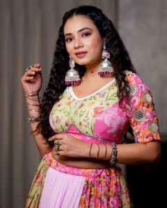 Dimple Biscuitwala Instagram - DAY 8🌸 #navratri2023 
.
Wearing @ishitapatel_couture 
Jewellery by @the_beta_girl 
Makeup and hair by @heenas_makeup_studiosalon 
Captured by @_hb.photography__ 
Styled by @style_by_mita