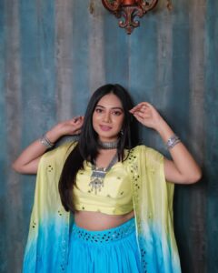 Dimple Biscuitwala Instagram - DAY 5 ❤️‍🔥 in Ombre 💚🩵 #navratri2023 
.
Wearing @riyasharedalal.label 
Captured by @_hb.photography__ 
Styled by @style_by_mita 
Jewellery by @the_beta_girl 
Hair by @headshotsalons 
Makeup by @saramakeupofficial