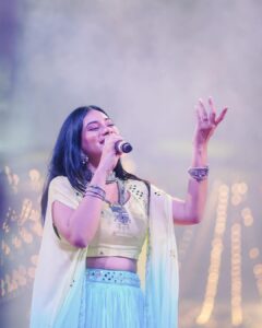 Dimple Biscuitwala Instagram - DAY 5 ❤️‍🔥 in Ombre 💚🩵 #navratri2023 
.
Wearing @riyasharedalal.label 
Captured by @_hb.photography__ 
Styled by @style_by_mita 
Jewellery by @the_beta_girl 
Hair by @headshotsalons 
Makeup by @saramakeupofficial