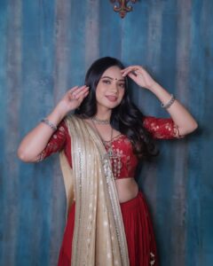 Dimple Biscuitwala Instagram - ❤️elegance ✨DAY 4
#navratri2023 
.
Wearing @aasvi_by_sheetalchandel 
HMUA @saramakeupofficial 
Styled by @style_by_mita 
Captured by @_hb.photography__ 
Jewellery by @the_beta_girl