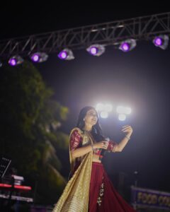 Dimple Biscuitwala Instagram - ❤️elegance ✨DAY 4
#navratri2023 
.
Wearing @aasvi_by_sheetalchandel 
HMUA @saramakeupofficial 
Styled by @style_by_mita 
Captured by @_hb.photography__ 
Jewellery by @the_beta_girl
