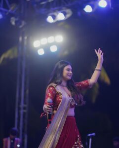 Dimple Biscuitwala Instagram - ❤️elegance ✨DAY 4
#navratri2023 
.
Wearing @aasvi_by_sheetalchandel 
HMUA @saramakeupofficial 
Styled by @style_by_mita 
Captured by @_hb.photography__ 
Jewellery by @the_beta_girl