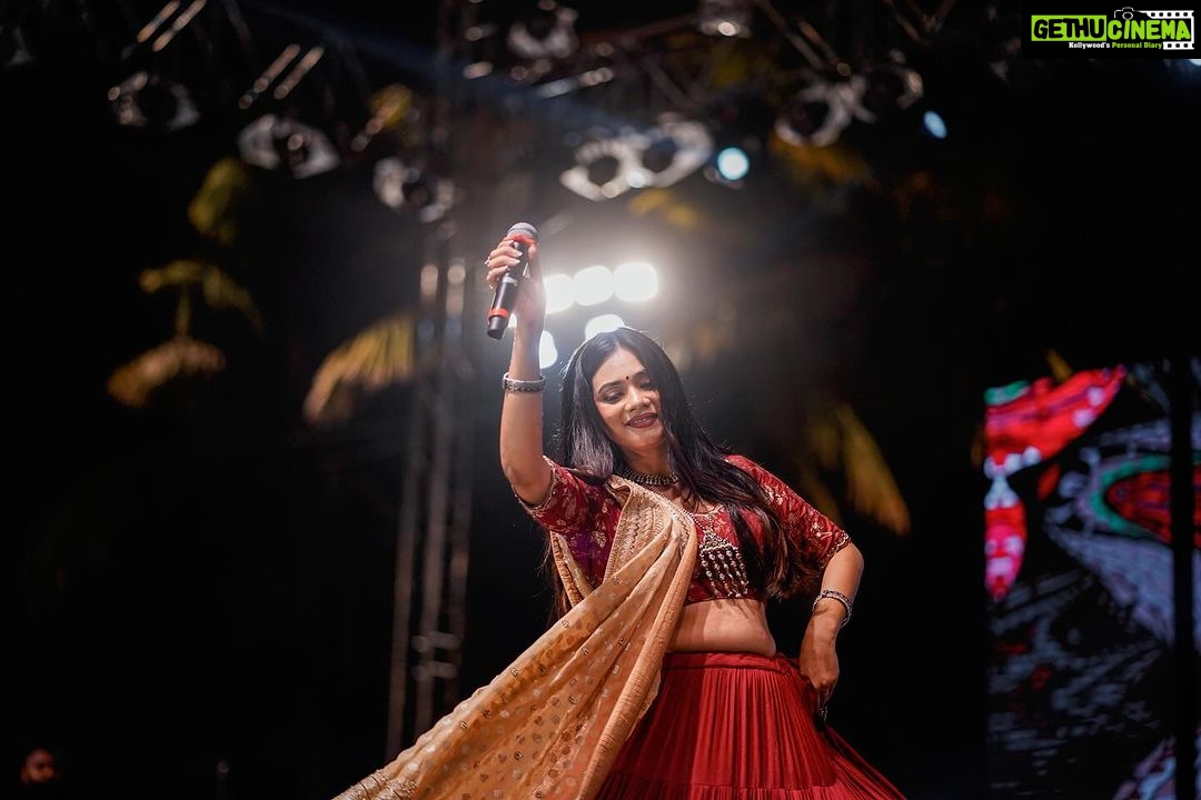 Dimple Biscuitwala Instagram - Day -4 β€οΈβπ₯β€οΈβπ₯β€οΈβπ₯ @dholido_garba #navratri2023 #dimplebiscuitwalalive . Wearing @aasvi_by_sheetalchandel HMUA @saramakeupofficial Captured by @_hb.photography__ Jewellery by @the_beta_girl Styled by @style_by_mita