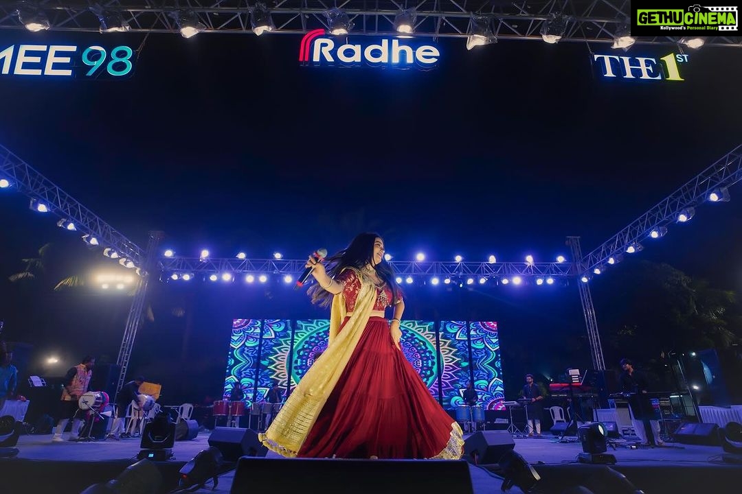 Dimple Biscuitwala Instagram - Day -4 β€οΈβπ₯β€οΈβπ₯β€οΈβπ₯ @dholido_garba #navratri2023 #dimplebiscuitwalalive . Wearing @aasvi_by_sheetalchandel HMUA @saramakeupofficial Captured by @_hb.photography__ Jewellery by @the_beta_girl Styled by @style_by_mita