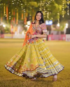 Dimple Biscuitwala Instagram - Day 3 #navratri2023 #dimplebiscuitwalalive 🧡💚
.
Wearing @vastra_by_ps 
Shot by @_hb.photography__ 
Styled by @style_by_mita 
Jewellery by @the_beta_girl
HMUA @saramakeupofficial