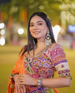 Dimple Biscuitwala Instagram - Day 3 #navratri2023 #dimplebiscuitwalalive 🧡💚
.
Wearing @vastra_by_ps 
Shot by @_hb.photography__ 
Styled by @style_by_mita 
Jewellery by @the_beta_girl
HMUA @saramakeupofficial