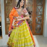 Dimple Biscuitwala Instagram – Day 3 #navratri2023 #dimplebiscuitwalalive 🧡💚
.
Wearing @vastra_by_ps 
Shot by @_hb.photography__ 
Styled by @style_by_mita 
Jewellery by @the_beta_girl
HMUA @saramakeupofficial