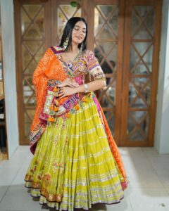 Dimple Biscuitwala Instagram - Day 3 #navratri2023 #dimplebiscuitwalalive 🧡💚
.
Wearing @vastra_by_ps 
Shot by @_hb.photography__ 
Styled by @style_by_mita 
Jewellery by @the_beta_girl
HMUA @saramakeupofficial
