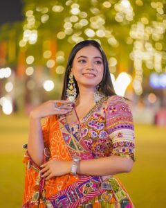 Dimple Biscuitwala Instagram - Day 3 #navratri2023 #dimplebiscuitwalalive 🧡💚 . Wearing @vastra_by_ps Shot by @_hb.photography__ Styled by @style_by_mita Jewellery by @the_beta_girl HMUA @saramakeupofficial