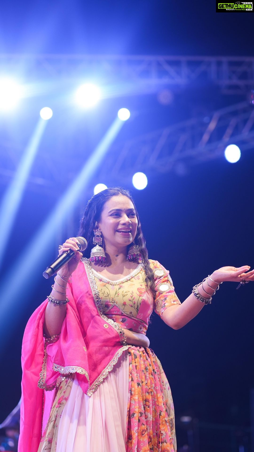 Dimple Biscuitwala Instagram - DAY 8 🌸✨ #aatham #navratri2023 #dimplebiscuitwalalive @amdavadisanedo @ymca.ahmedabad . Wearing @ishitapatel_couture Shot by @_hb.photography__ Styled by @style_by_mita Makeup and hair by @heenas_makeup_studiosalon Jewellery by @the_beta_girl