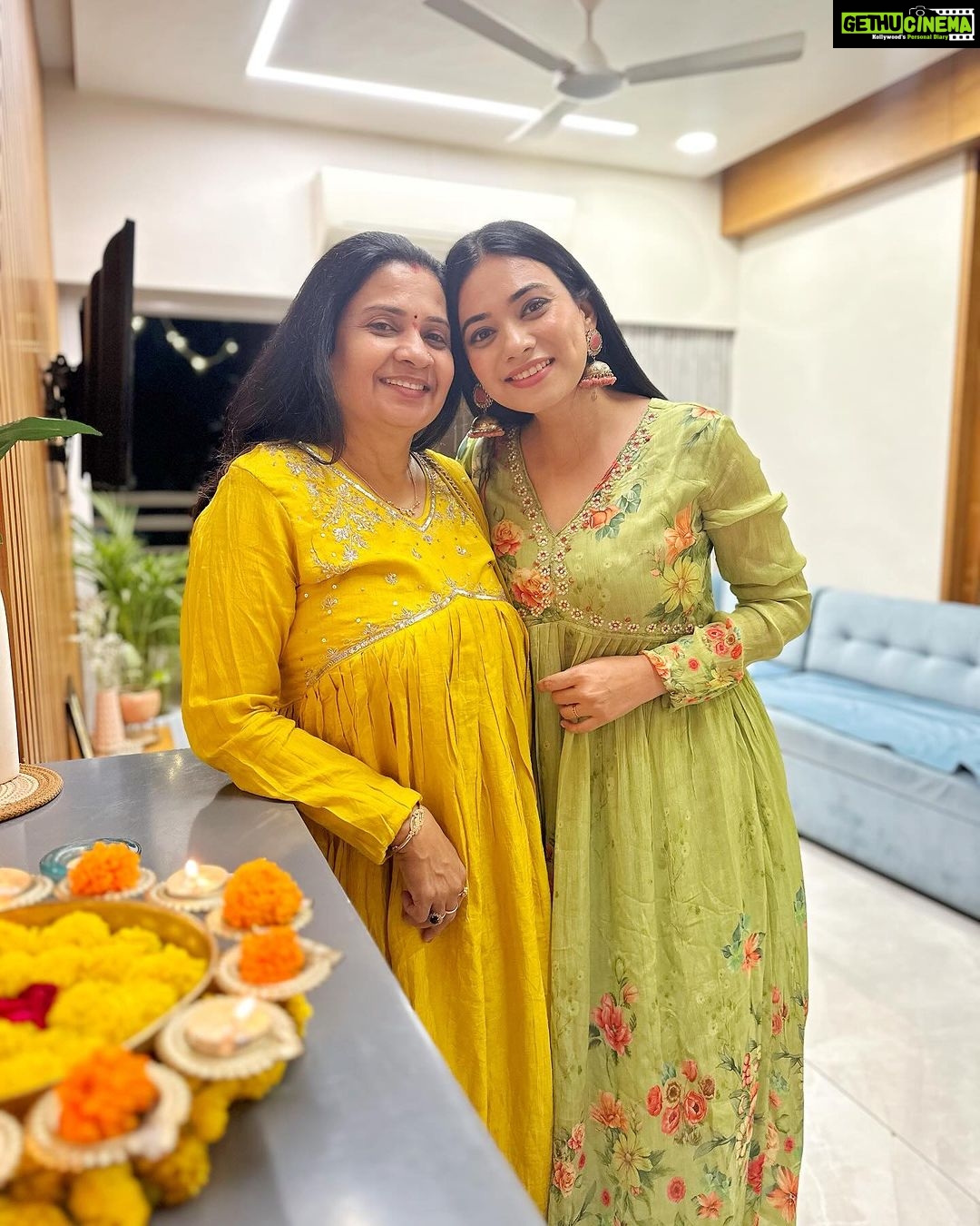 Dimple Biscuitwala Instagram - સાલ મુબારક🙏🏻🪔✨