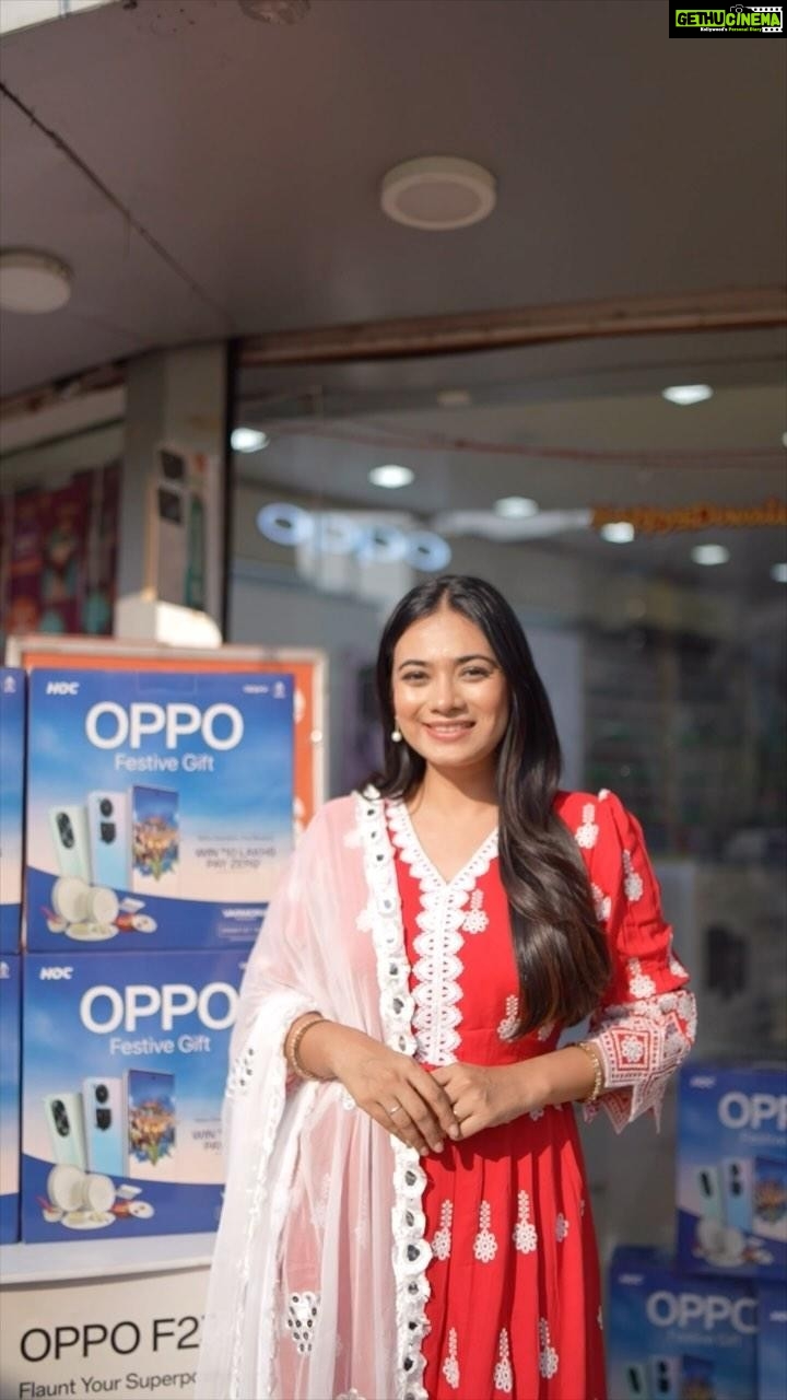 Dimple Biscuitwala Instagram - OPPO wali Diwali✨🤳 @oppo.gujarat #festiveoffer #happydiwali #specialdiwaligift . #oppogujarat #assuredprices #getyoursnow #digitalmarketing