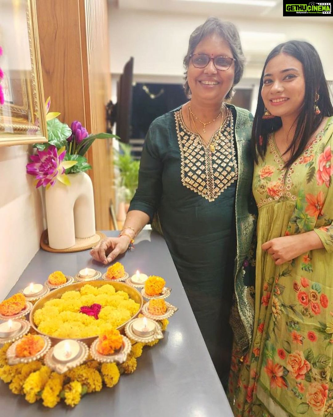Dimple Biscuitwala Instagram - સાલ મુબારક🙏🏻🪔✨